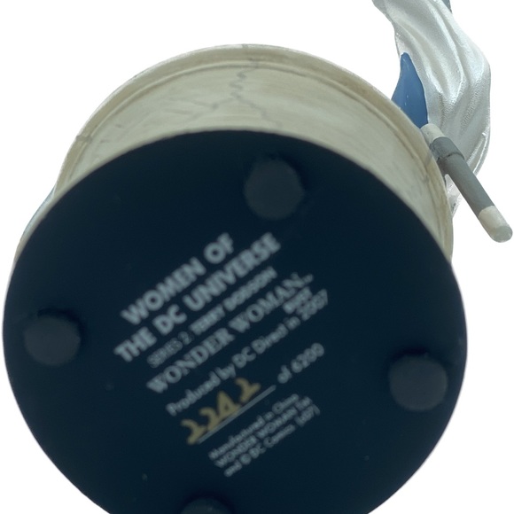 Women of the DC Universe Wonder Woman Bust - Picture 4 of 5